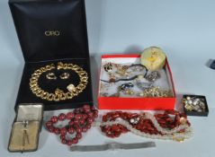 GROUP OF VINTAGE COSTUME JEWELLERY