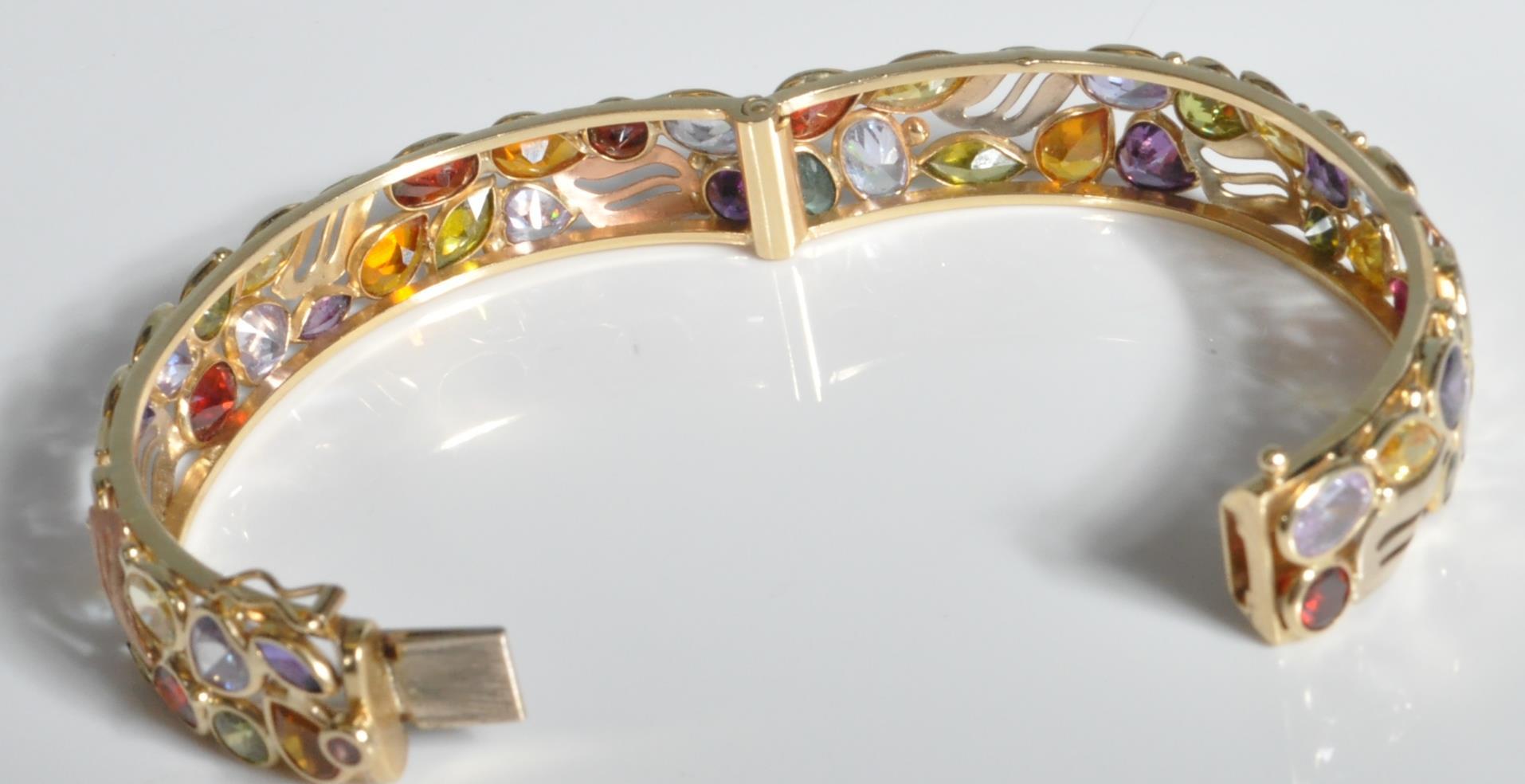 14CT GOLD MULTI COLOURED STONE BANGLE BRACELET - Image 6 of 8