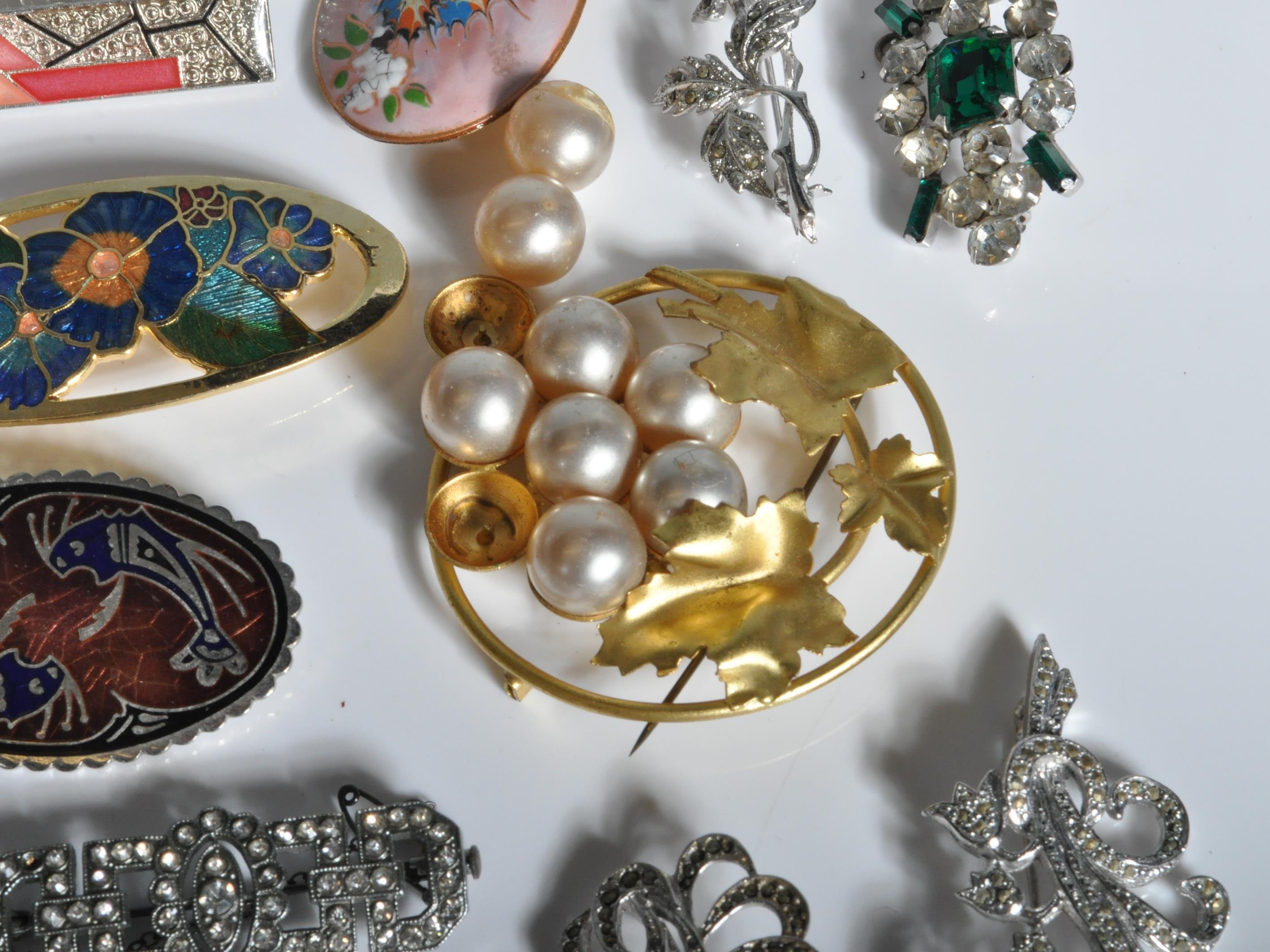 FIFTEEN VINTAGE 20TH CENTURY BROOCHES - Image 5 of 8