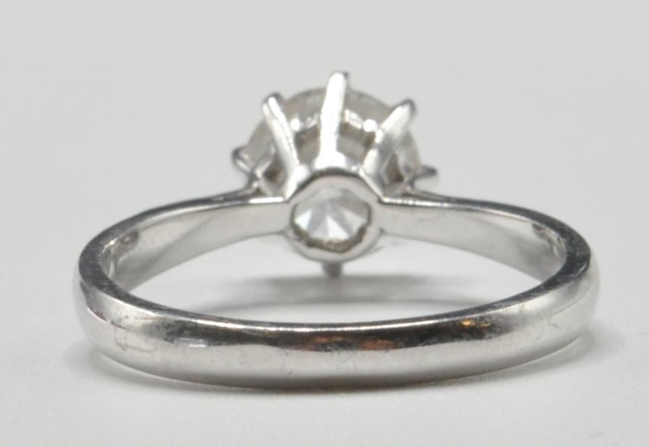 18CT WHITE GOLD AND DIAMOND SOLITAIRE RING - Image 6 of 7