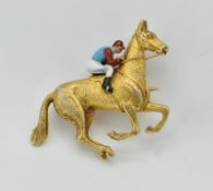 9CT GOLD & ENAMEL HORSE RACING JOCKEY / HORSE BROOCH