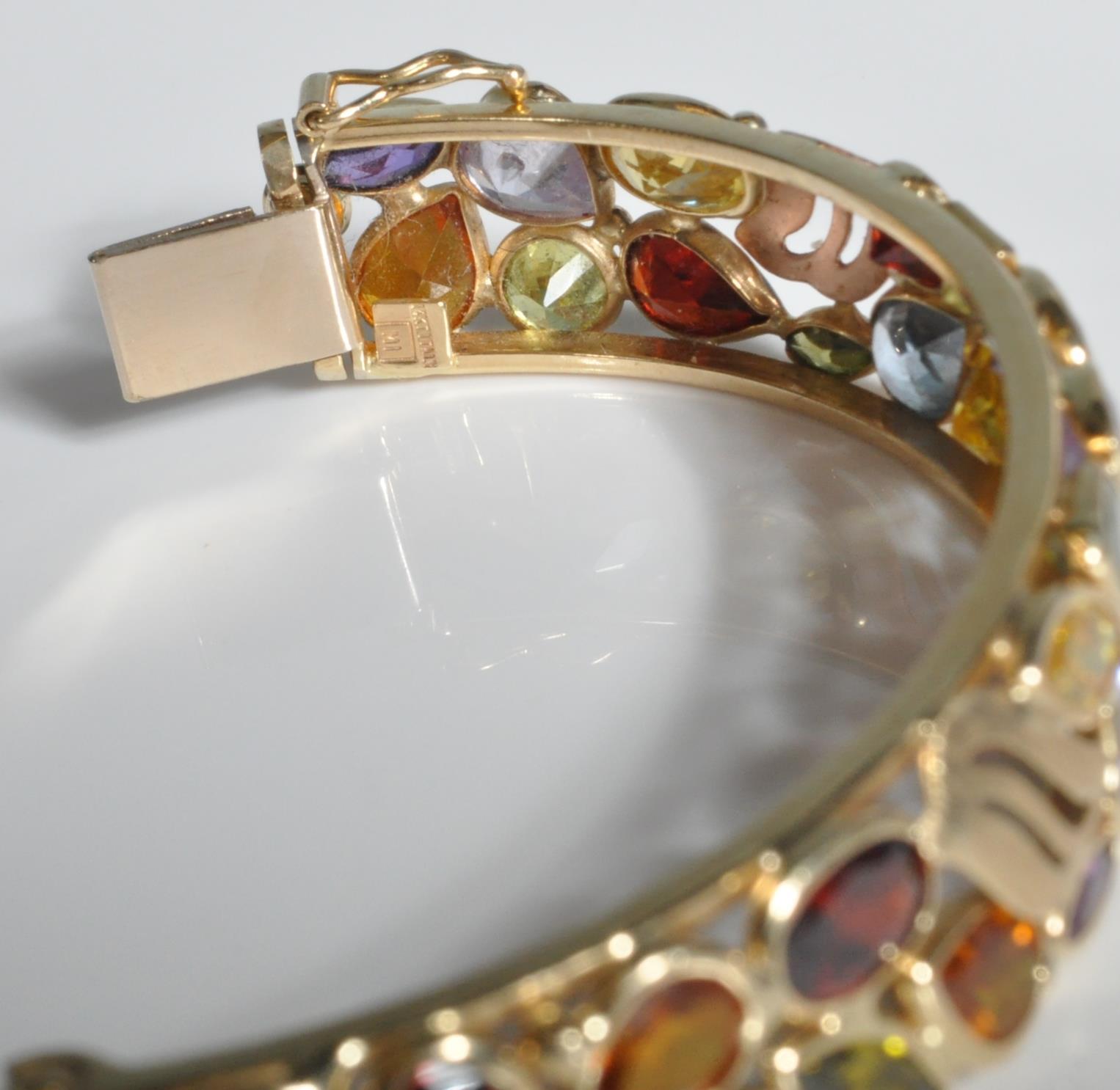 14CT GOLD MULTI COLOURED STONE BANGLE BRACELET - Image 7 of 8