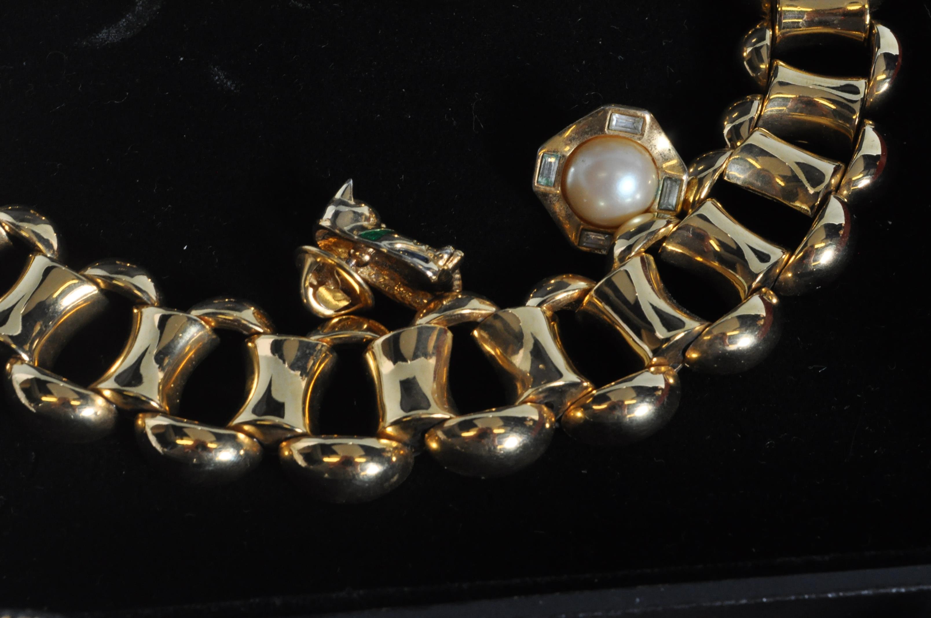 GROUP OF VINTAGE COSTUME JEWELLERY - Image 4 of 23