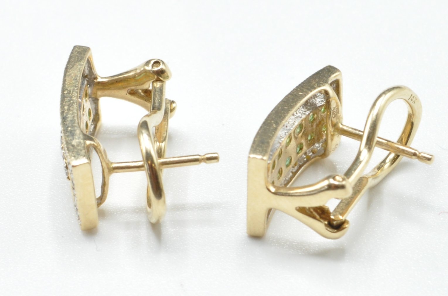 14CT GOLD DIAMOND AND GREEN STONE PANEL EARRINGS - Image 5 of 6