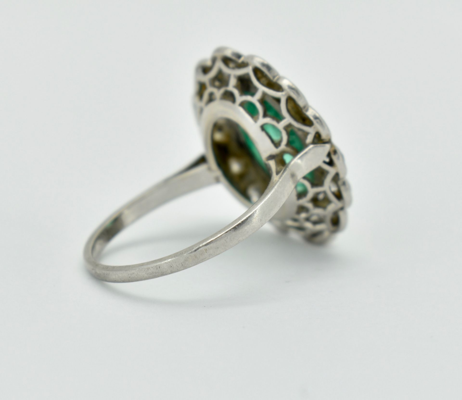 PLATINUM EMERALD AND DIAMOND CLUSTER RING - Bild 5 aus 5