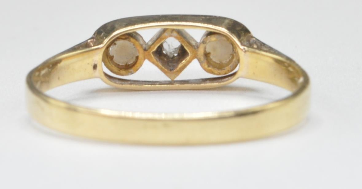 18CT GOLD AND PLATINUM HALF PEARL WHITE STONE RING - Image 3 of 5