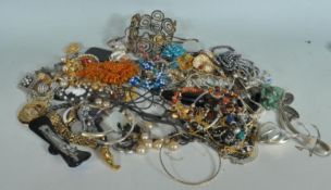 COLLECTION OF VINTAGE COSTUME JEWELLERY