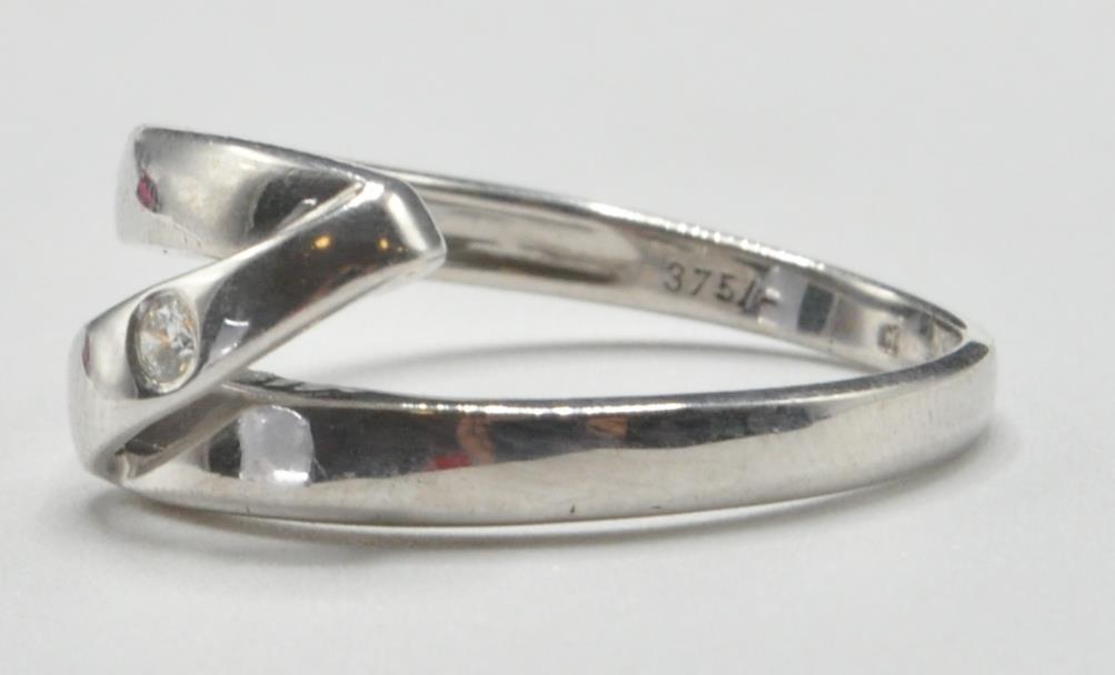 9CT WHITE GOLD AND DIAMOND RING - Image 2 of 6