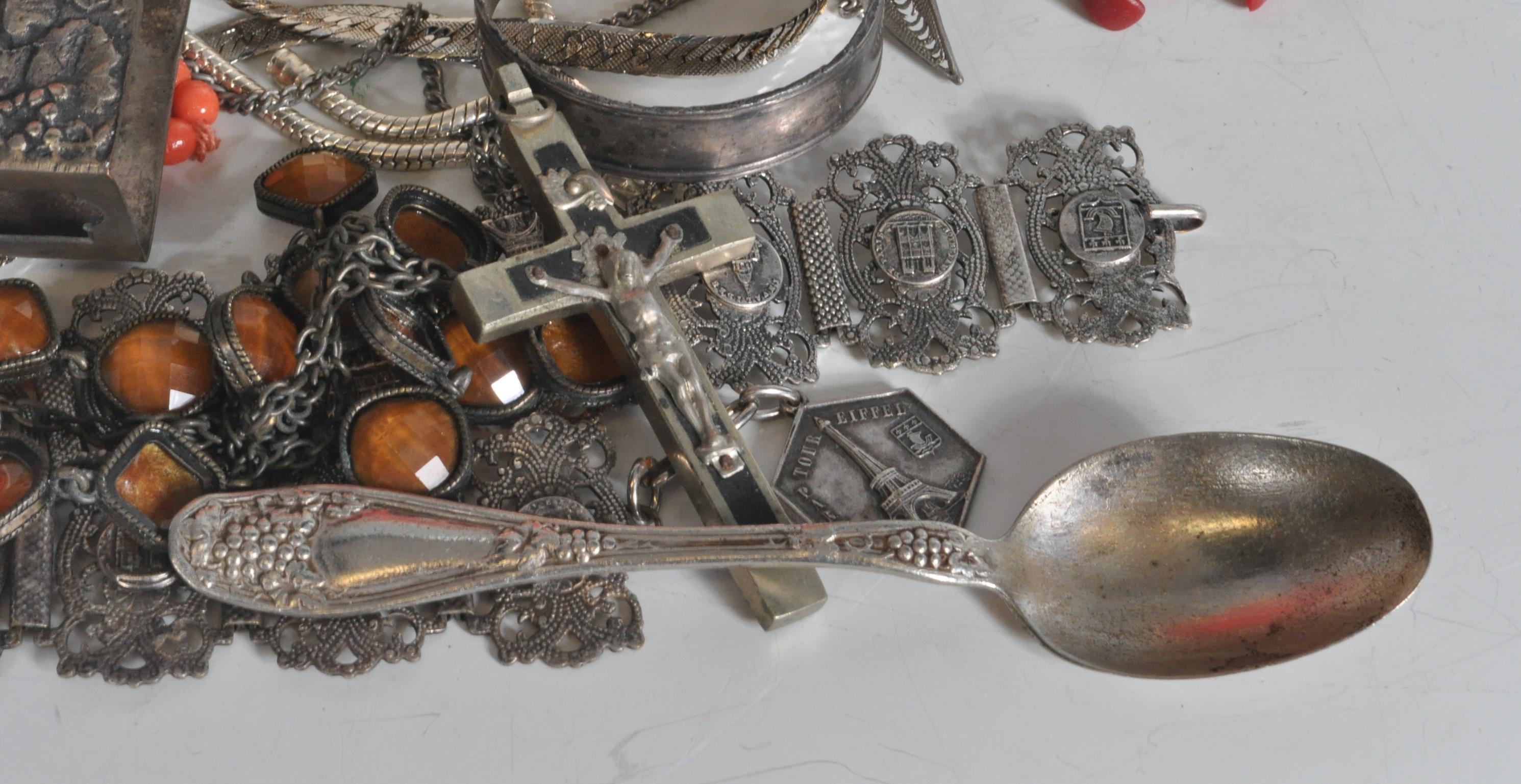 GROUP OF VINTAGE COSTUME JEWELLERY - Image 14 of 23