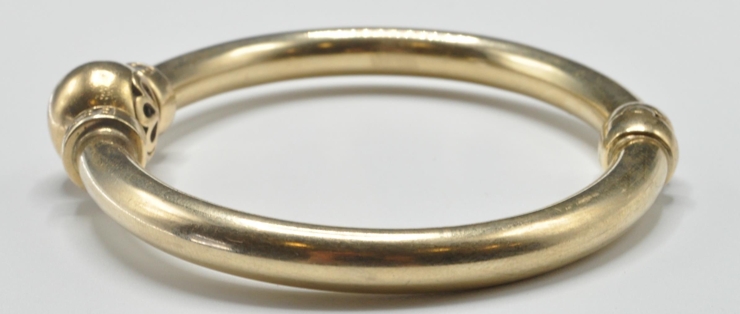 YELLOW METAL AND DIAMOND HINGED BANGLE BRACELET - Image 4 of 7