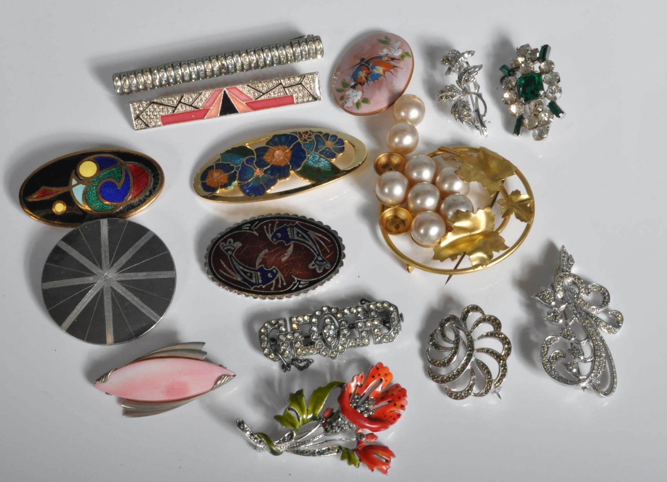 FIFTEEN VINTAGE 20TH CENTURY BROOCHES