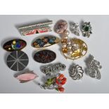 FIFTEEN VINTAGE 20TH CENTURY BROOCHES