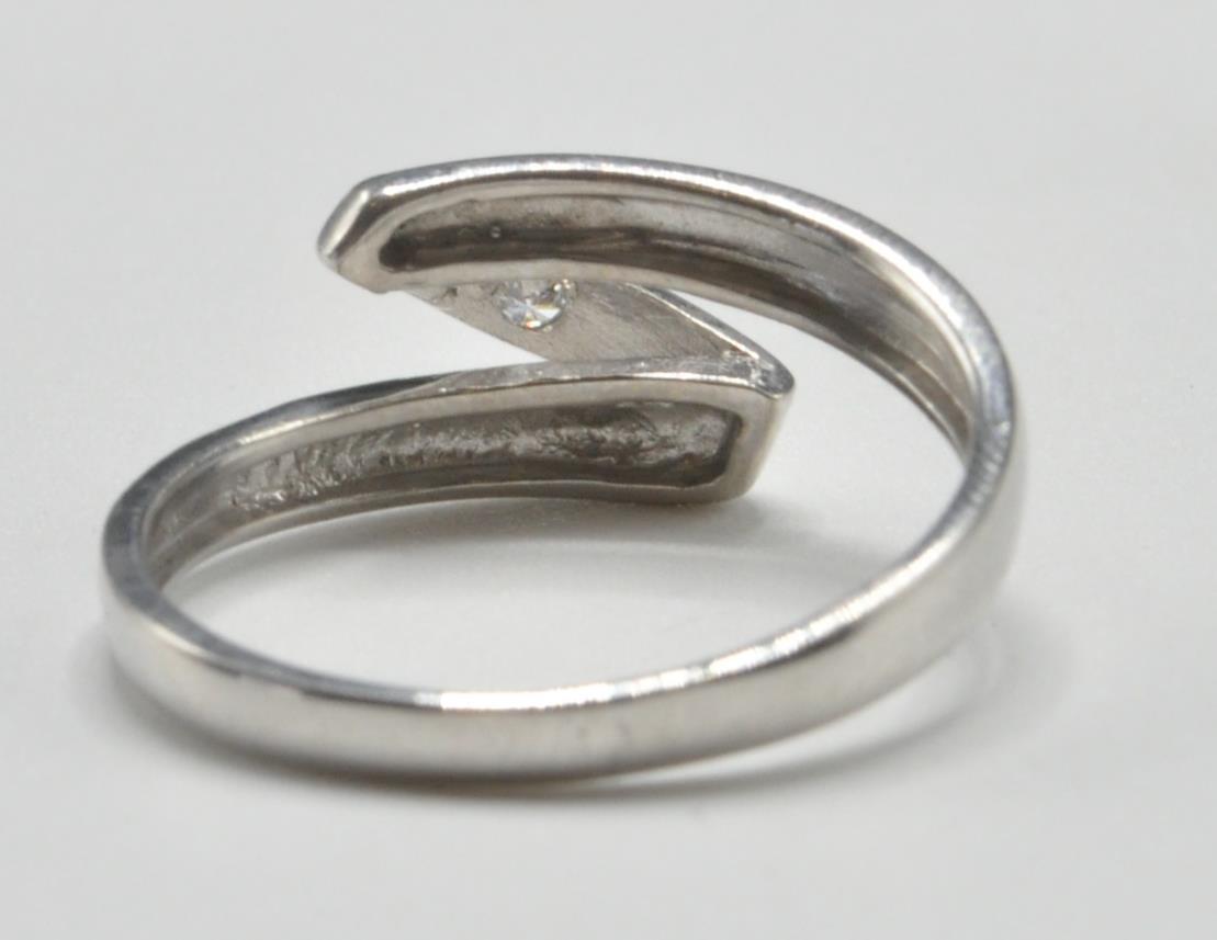 9CT WHITE GOLD AND DIAMOND RING - Image 5 of 6