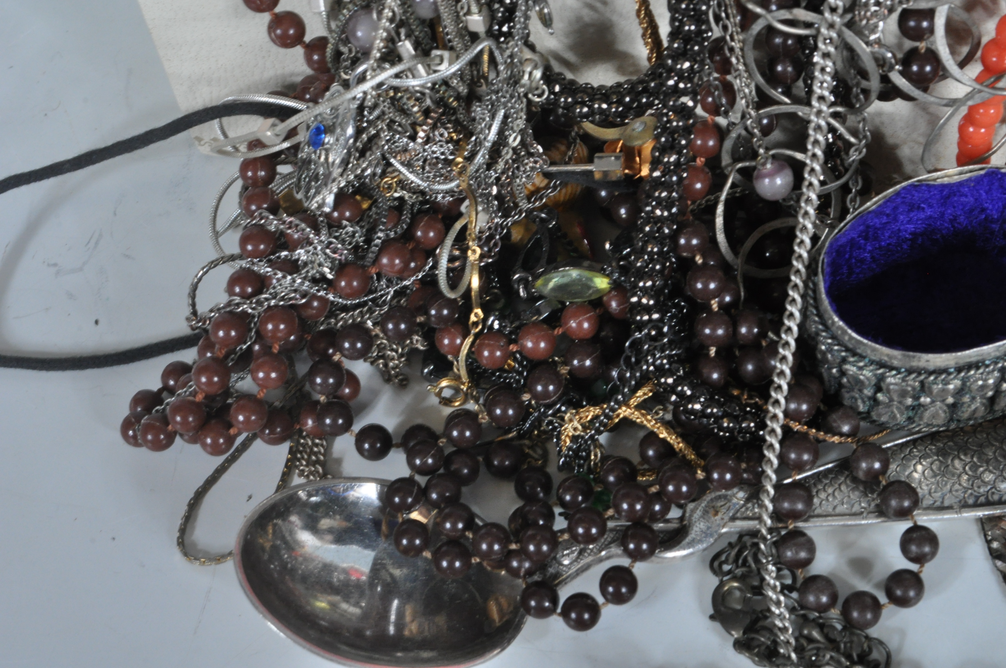 GROUP OF VINTAGE COSTUME JEWELLERY - Image 16 of 23