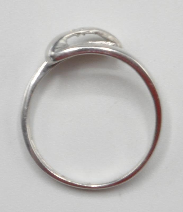 9CT WHITE GOLD AND DIAMOND RING - Image 6 of 6