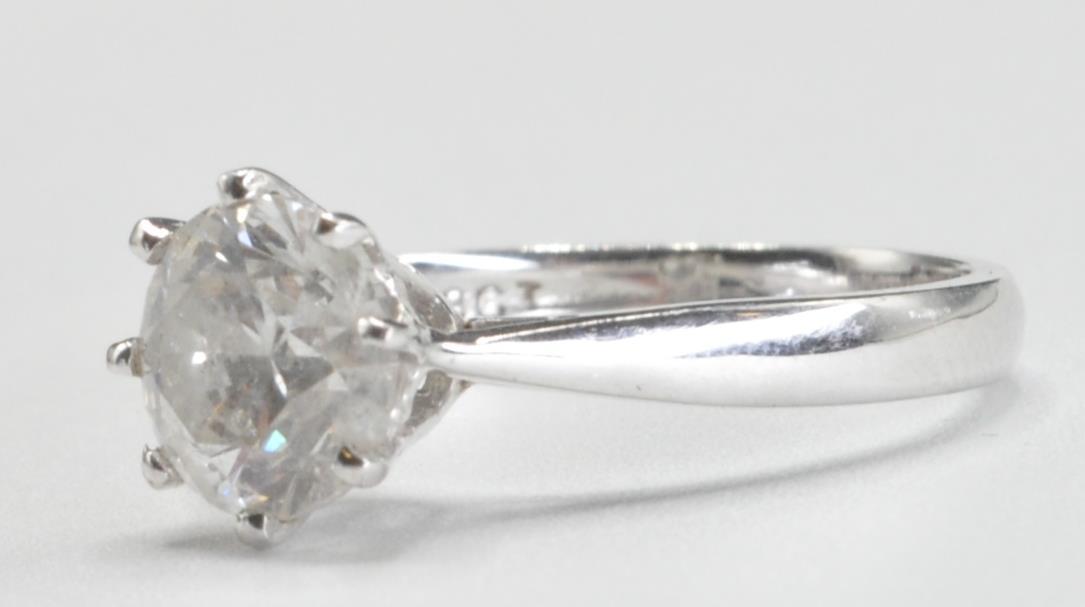 18CT WHITE GOLD AND DIAMOND SOLITAIRE RING - Image 3 of 7