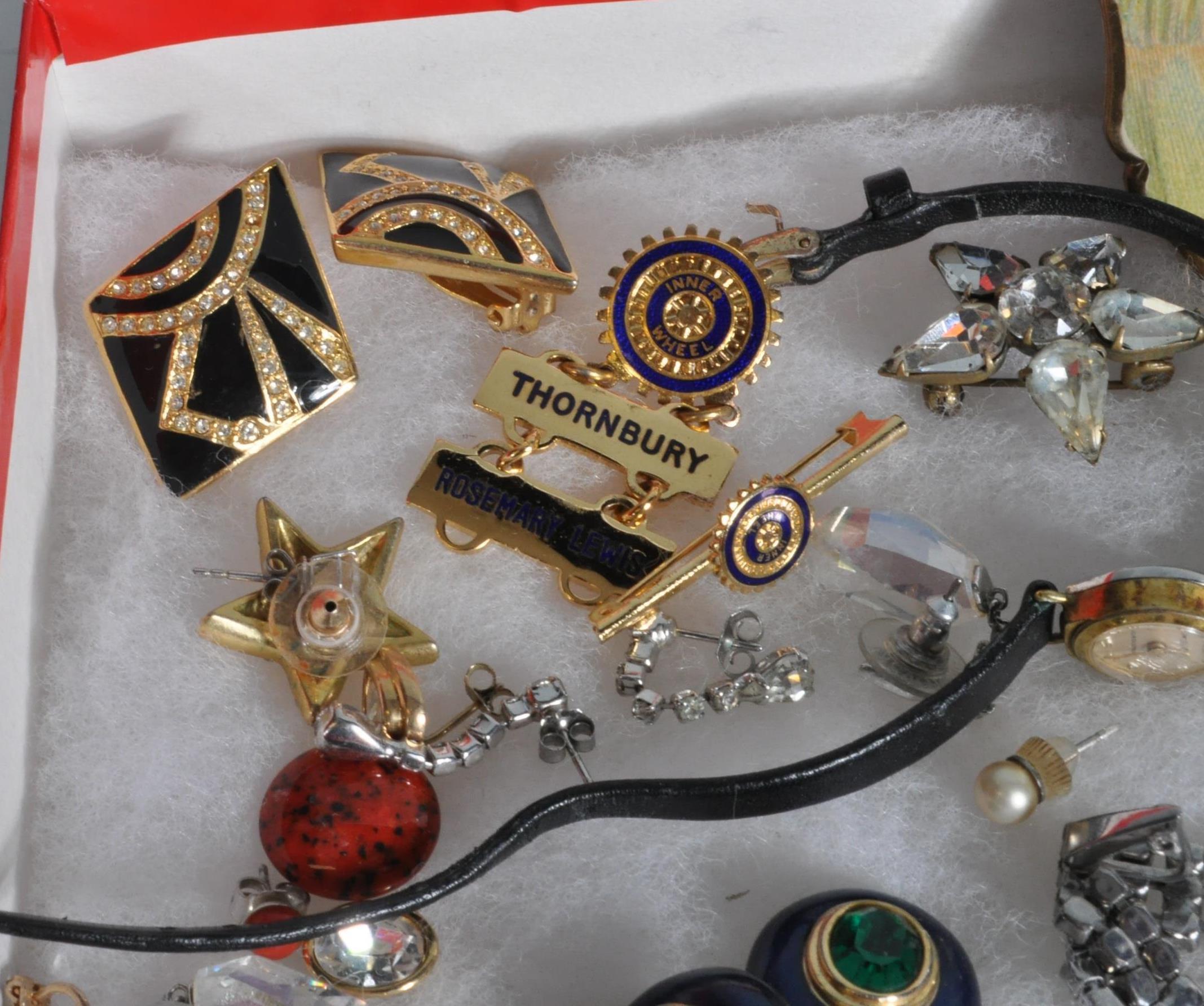 GROUP OF VINTAGE COSTUME JEWELLERY - Image 8 of 23