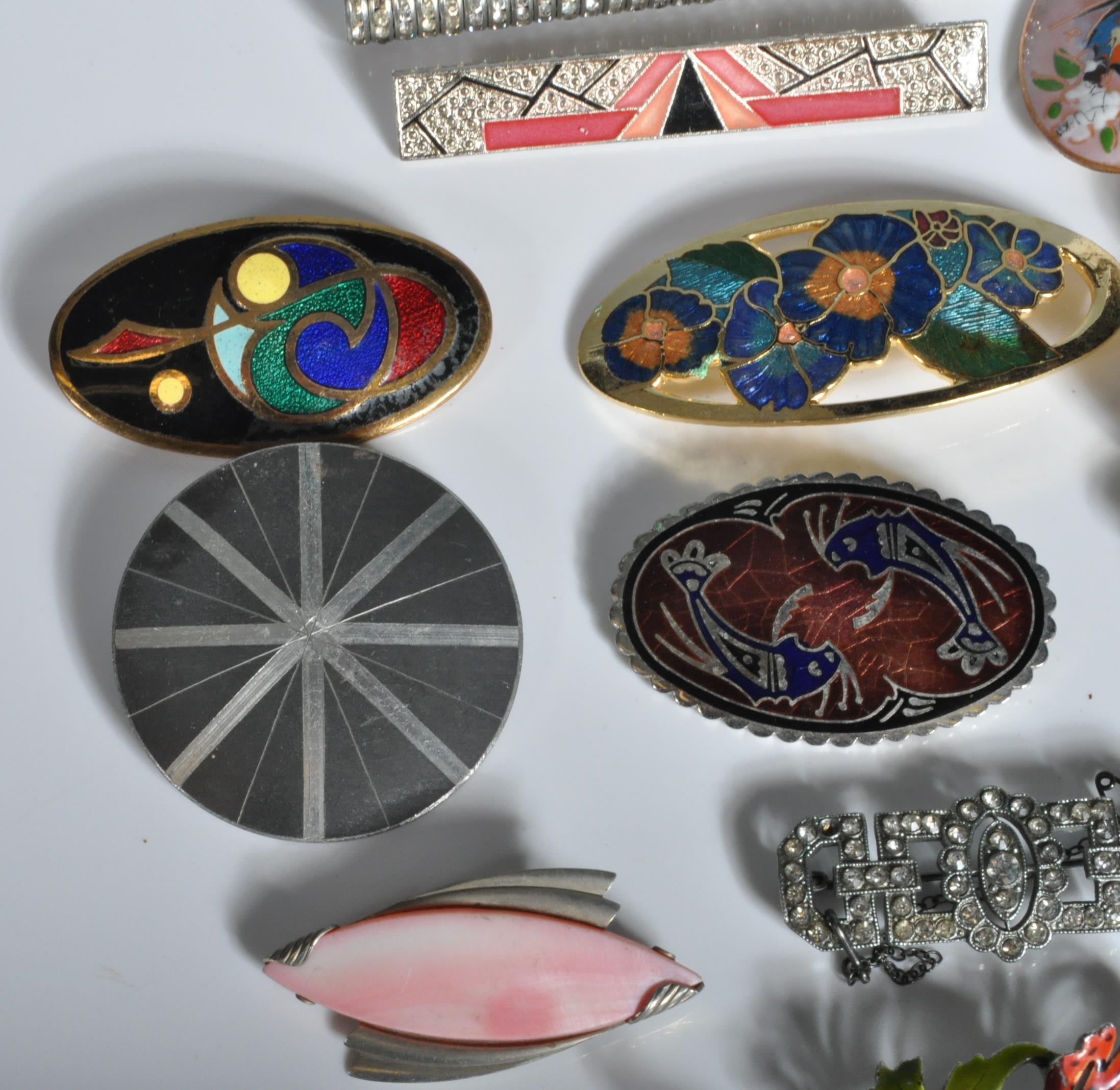 FIFTEEN VINTAGE 20TH CENTURY BROOCHES - Image 3 of 8