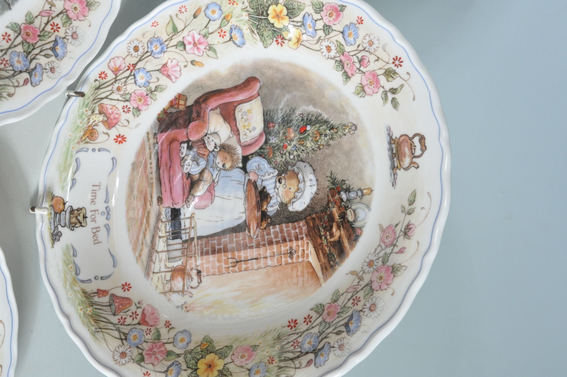 12 WEDGWOOD FOXWOOOD TALES PLATES - Image 7 of 11