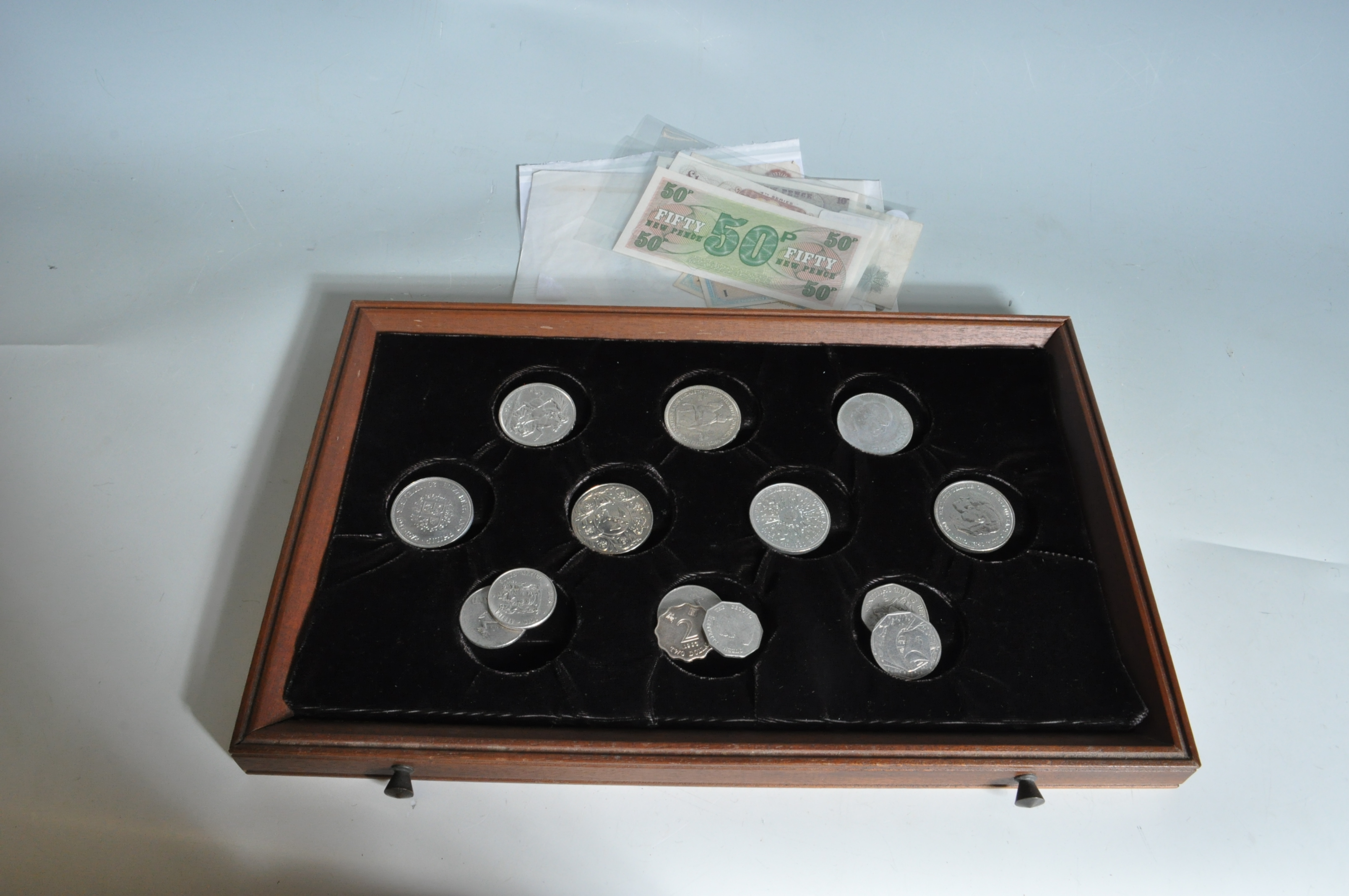 COLLECTION OF COINS AND MEDALS IN A WOODEN BOX - Image 6 of 11
