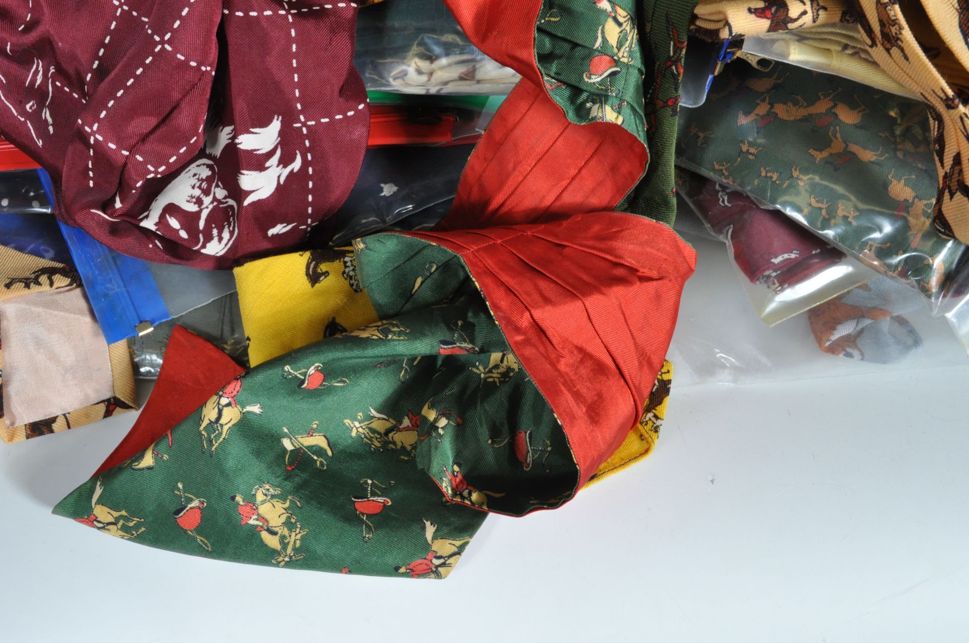 COLLECTION OF VINTAGE 1950S MENS TIES SCARVES AND CRAVATS INCLUDING SEVERAL TOOTAL EXAMPLES. - Image 5 of 8