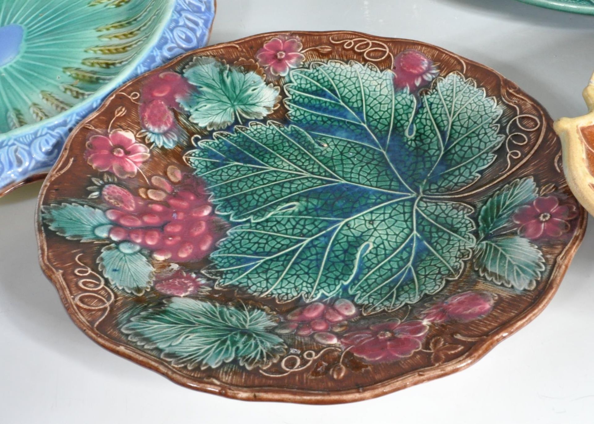 COLLECTION OF VICTORIAN ENGLISH MAJOLICA PLATESA ND DISHES. - Image 6 of 11