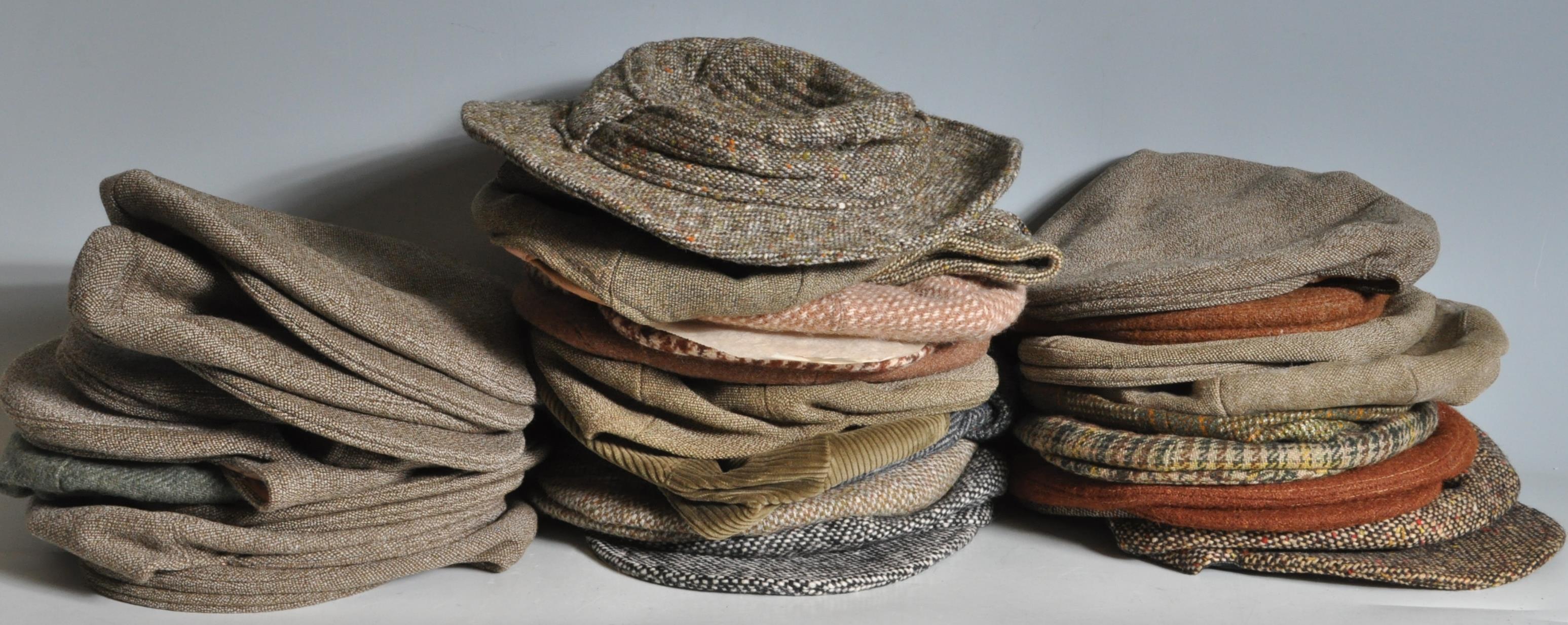 COLLECTION OF VINTAGE MENS HARRIS TWEED FLAT CAP HATS.