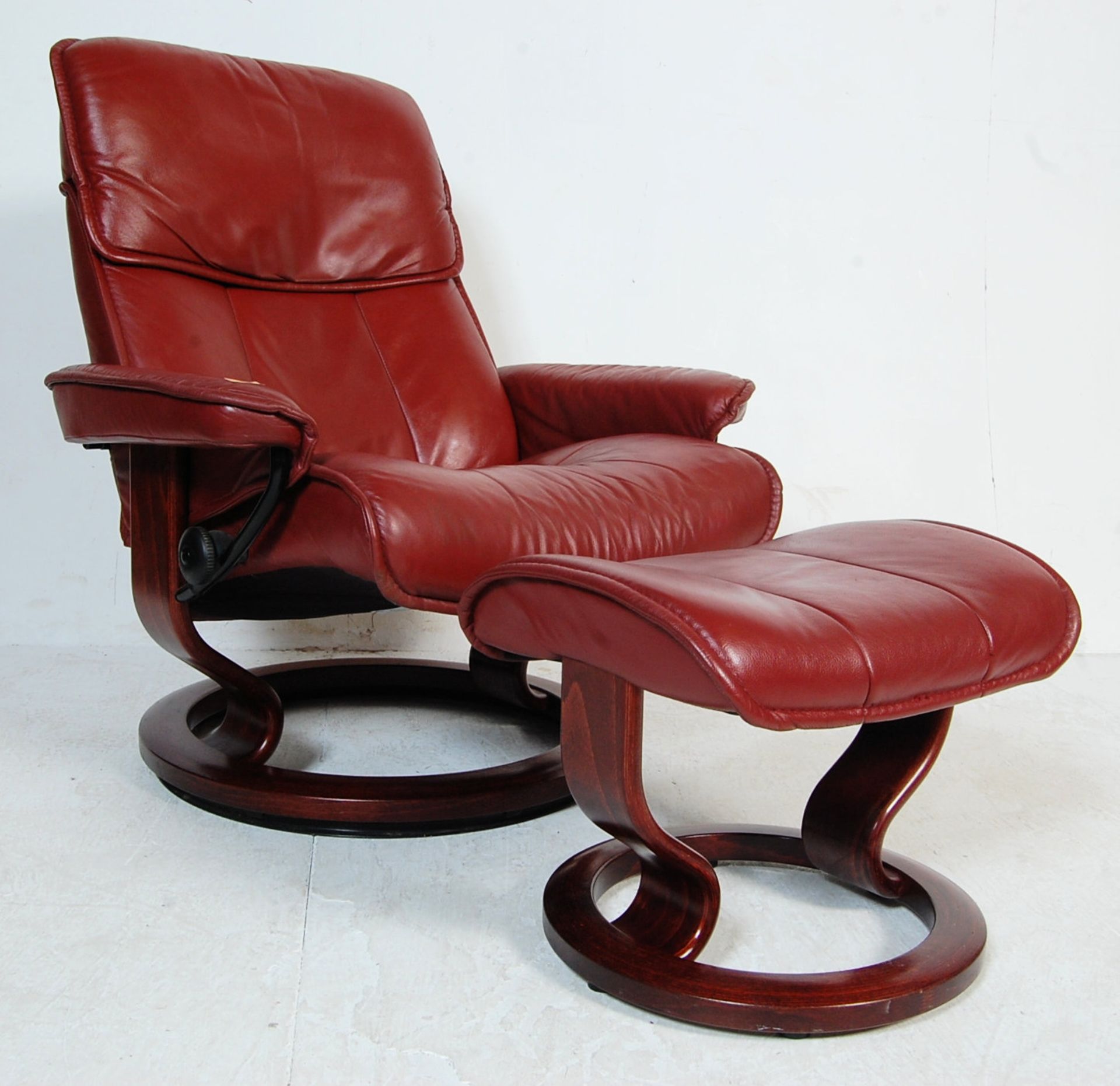 CONTEMPORARY EKORNES STRESSLESS LEATHER RECLINING