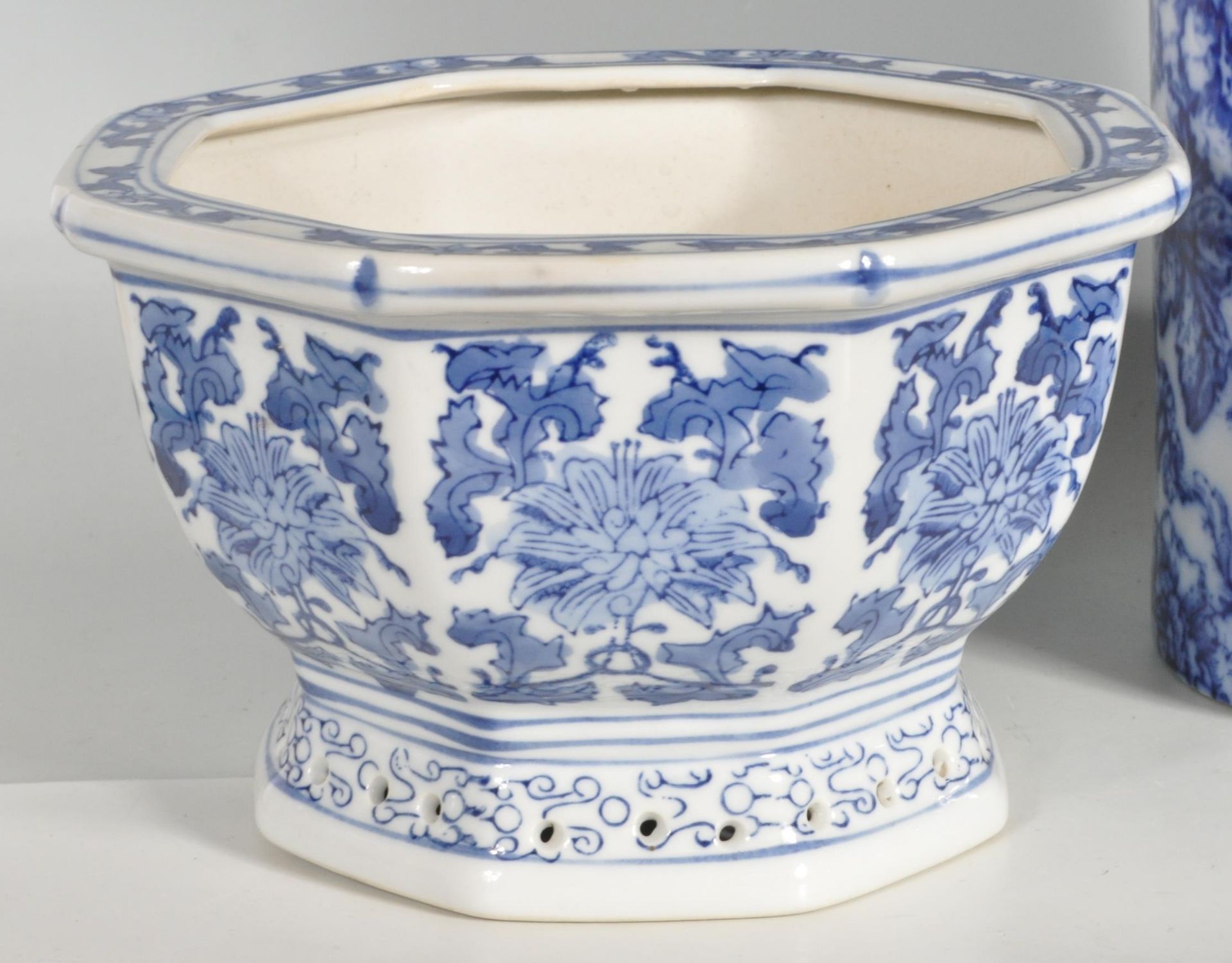 20TH CENTURY BLUE AND WHITE CHINESE AND ENGLISH CERAMICS - Image 2 of 13