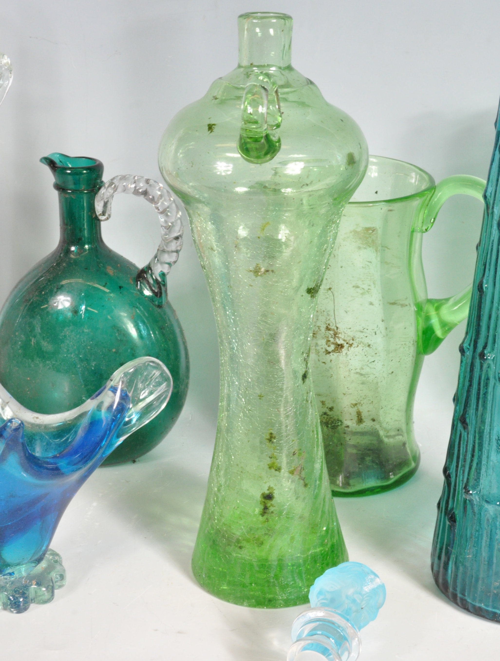 MIXED GROUP OF VINTAGE RETRO STUDIO ART GLASS PIECES - Image 4 of 8