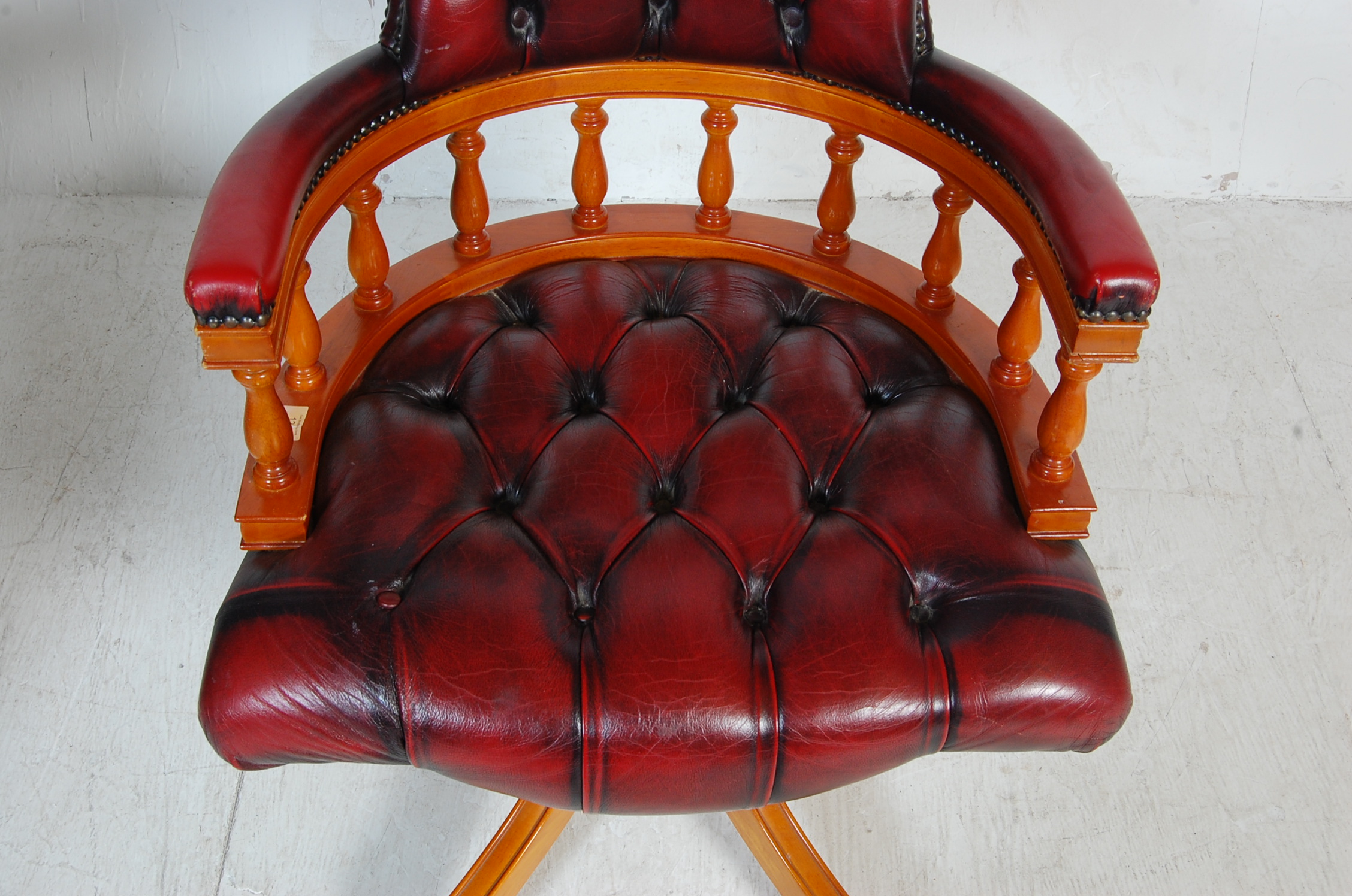 ANTIQUE STYLE CAPTAINS OFFICE LEATHER CHAIR - Image 4 of 7
