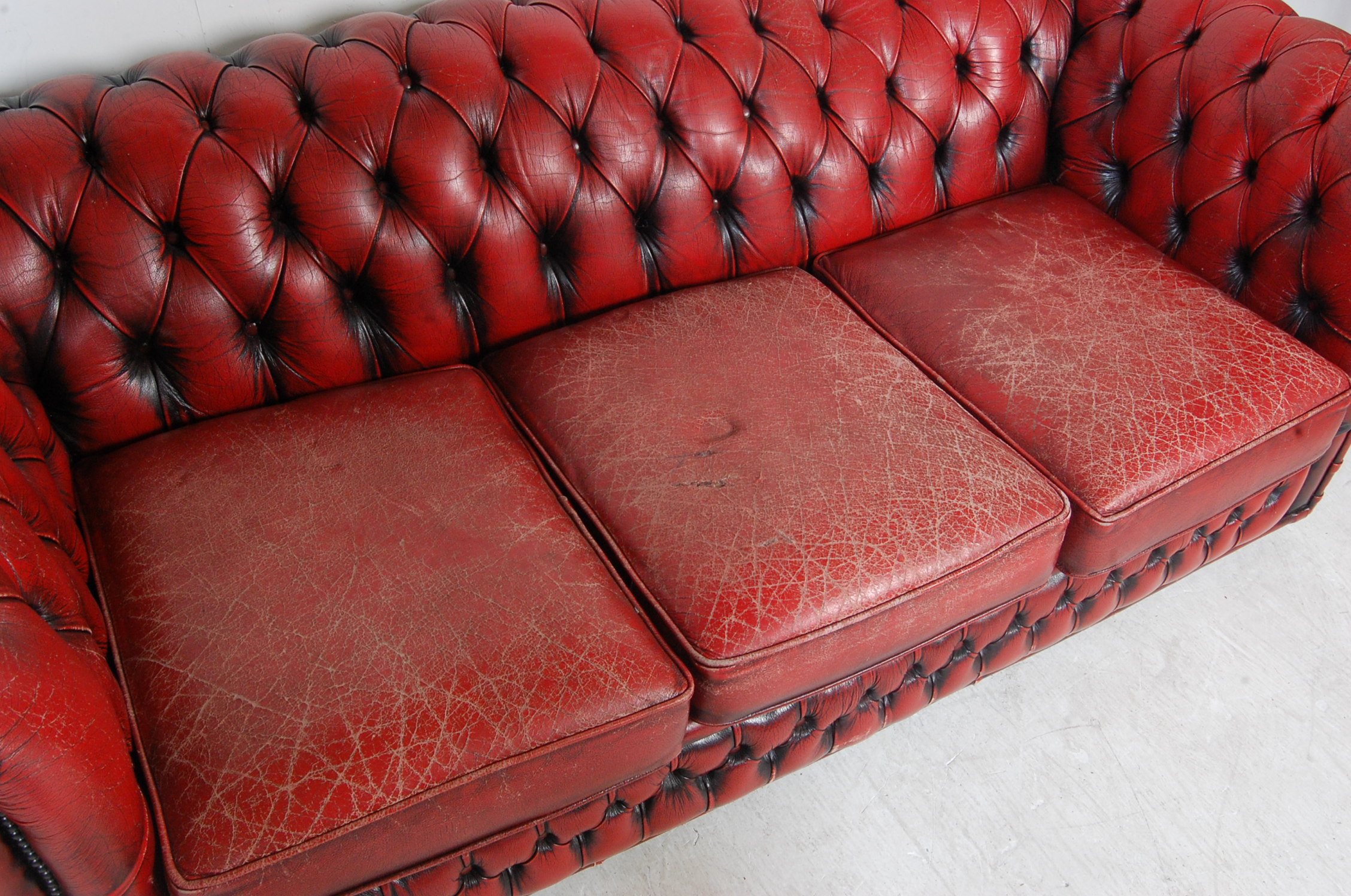 20TH CENTURY OXBLOOD THREE SETS SOFA SETTEE - Image 4 of 8