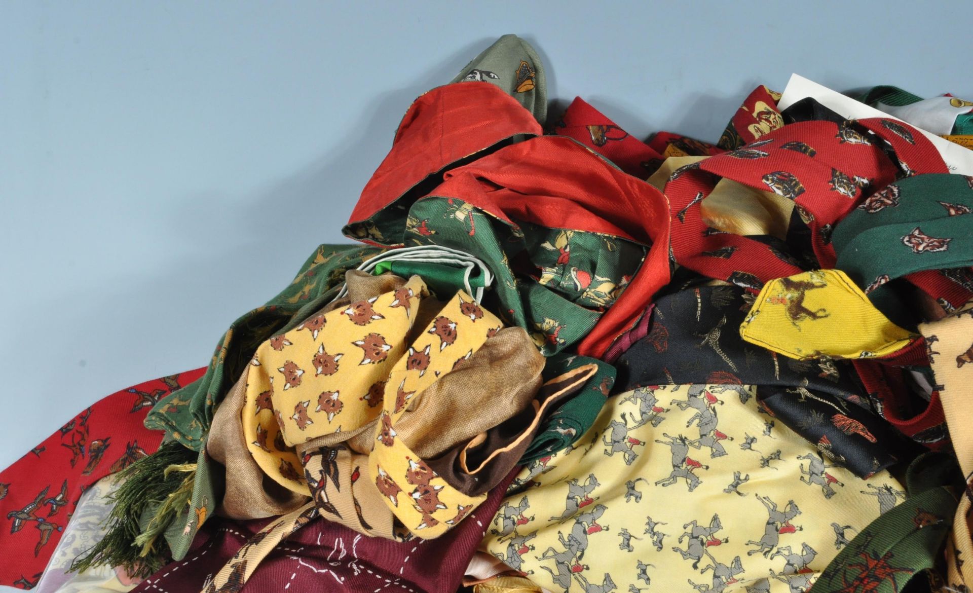 COLLECTION OF VINTAGE 1950S MENS TIES SCARVES AND CRAVATS INCLUDING SEVERAL TOOTAL EXAMPLES. - Image 2 of 8