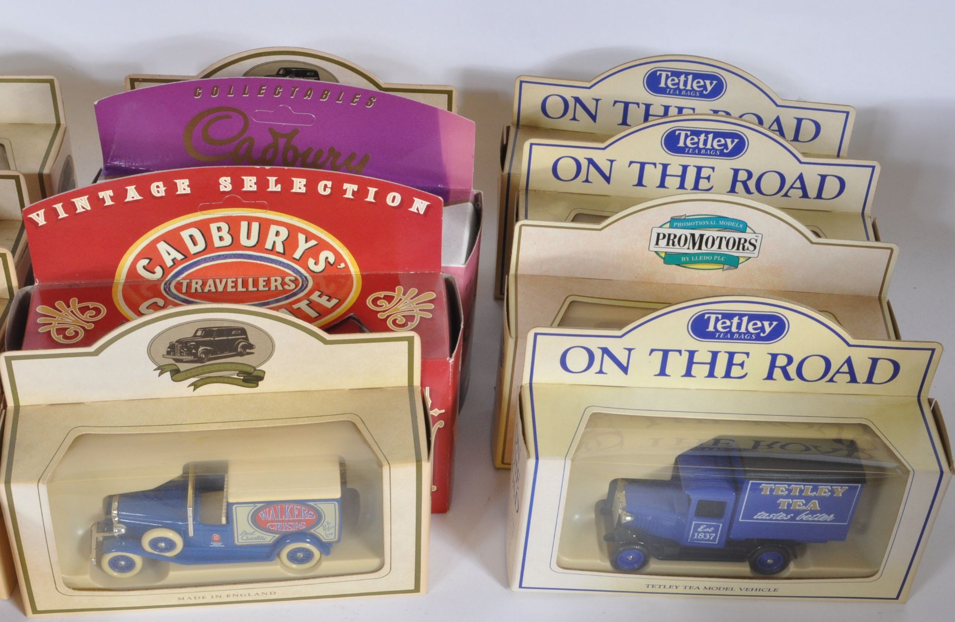 LARGE COLLECTION OF VINTAGE DIECAST CARS - Image 11 of 13