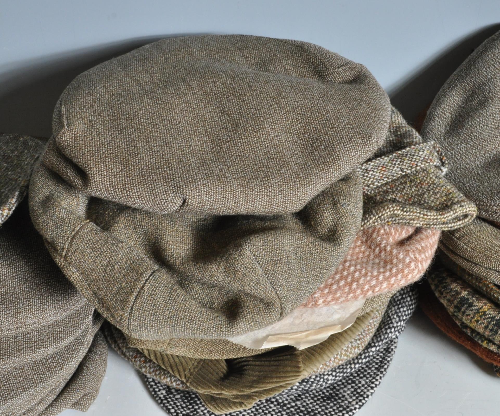 COLLECTION OF VINTAGE MENS HARRIS TWEED FLAT CAP HATS. - Image 4 of 22