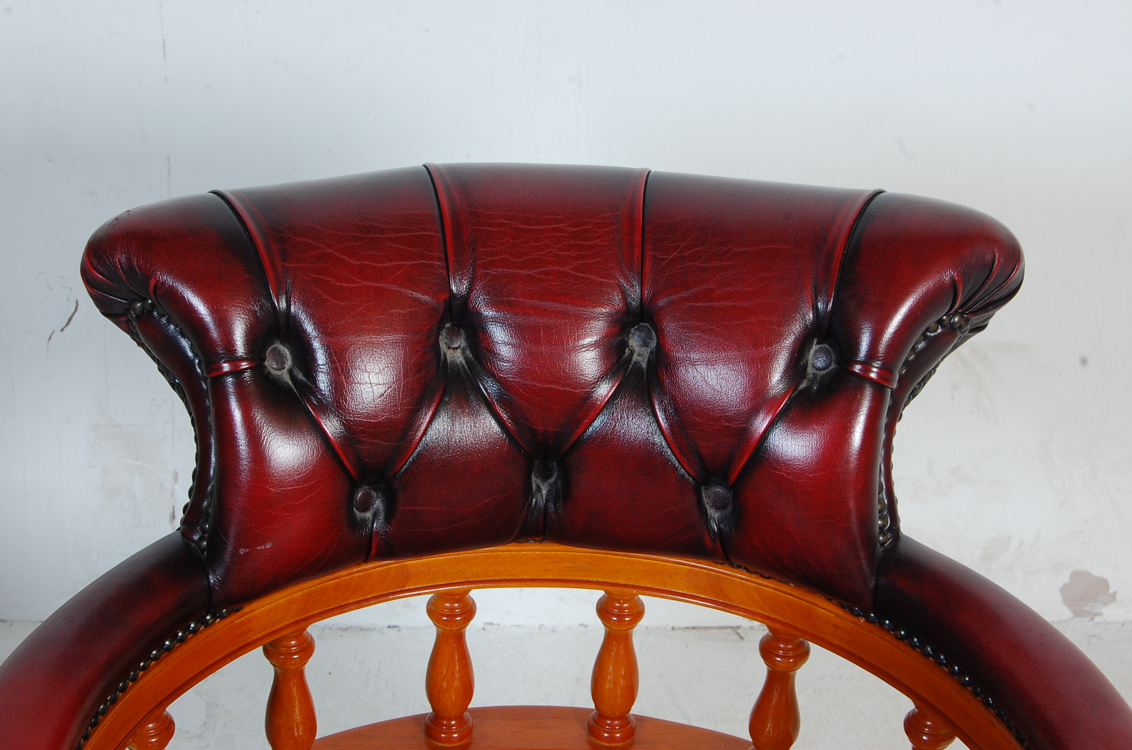 ANTIQUE STYLE CAPTAINS OFFICE LEATHER CHAIR - Image 3 of 7