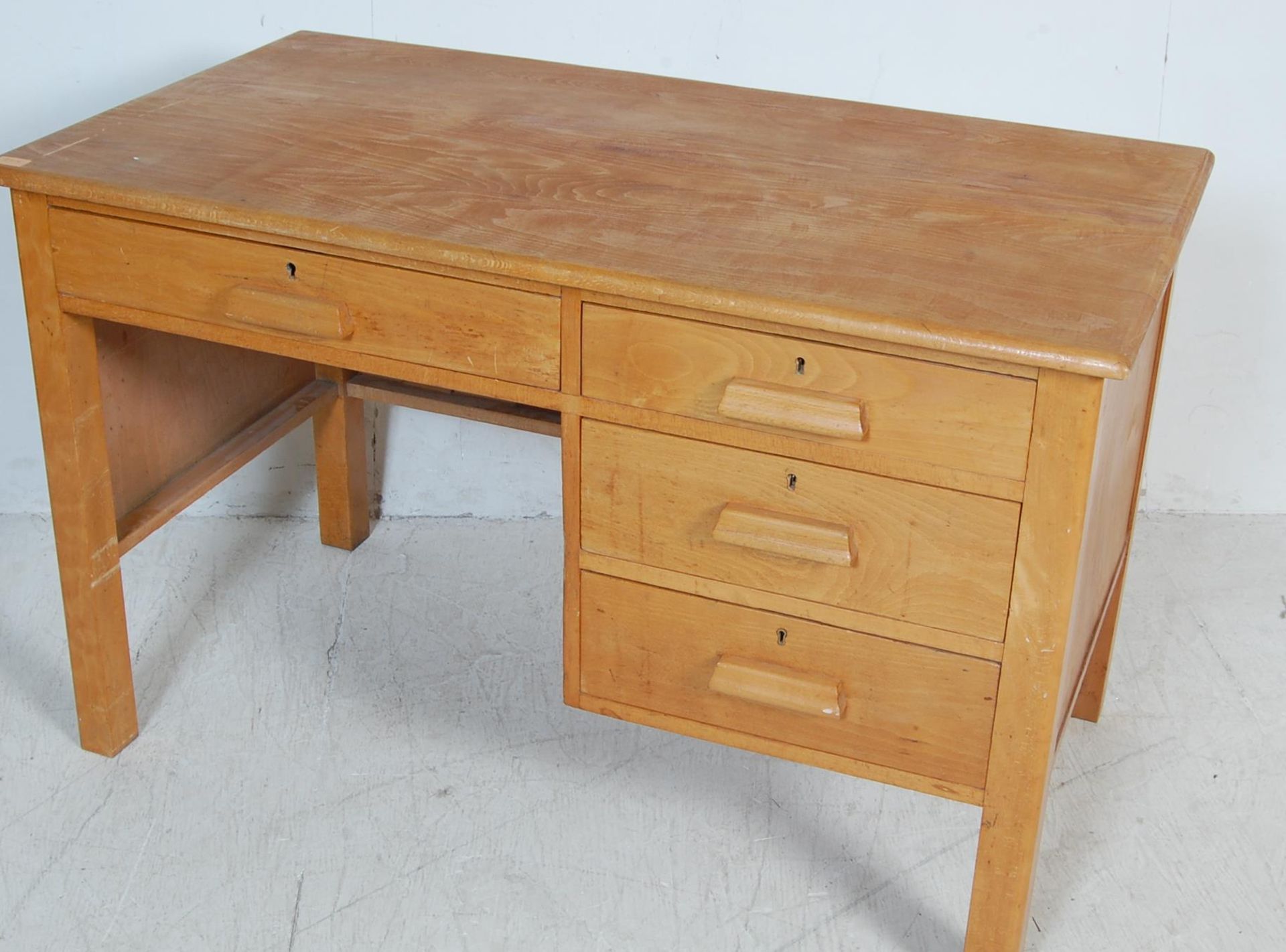 LATE 20TH CENTURY LIGHT OAK AIR MILITARY TYPE OFFICE DESK - Bild 2 aus 6