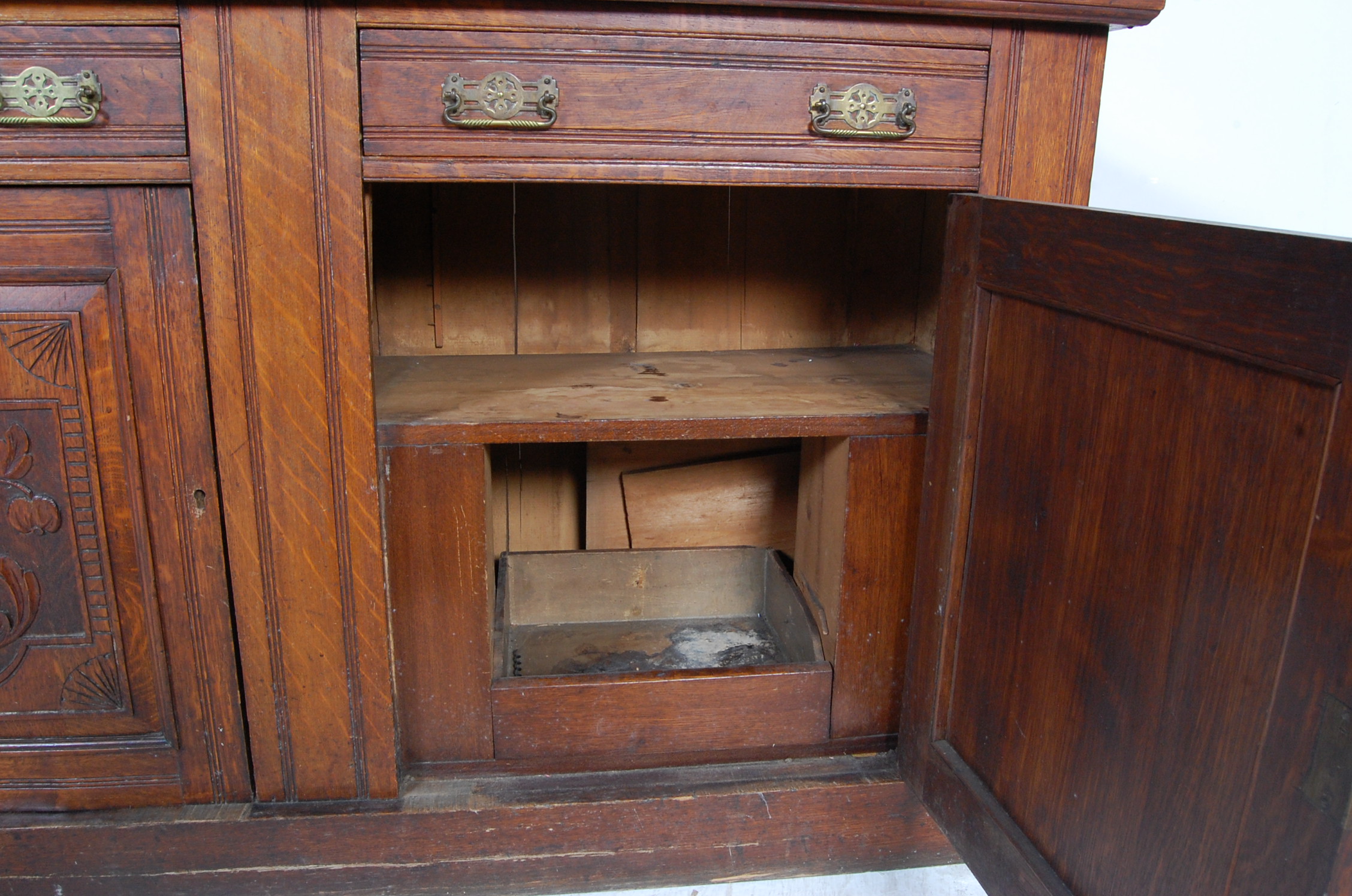 VICTORIAN OAK MIRROR BACK SIDEBOARD - CHIFFONIER - Image 8 of 8