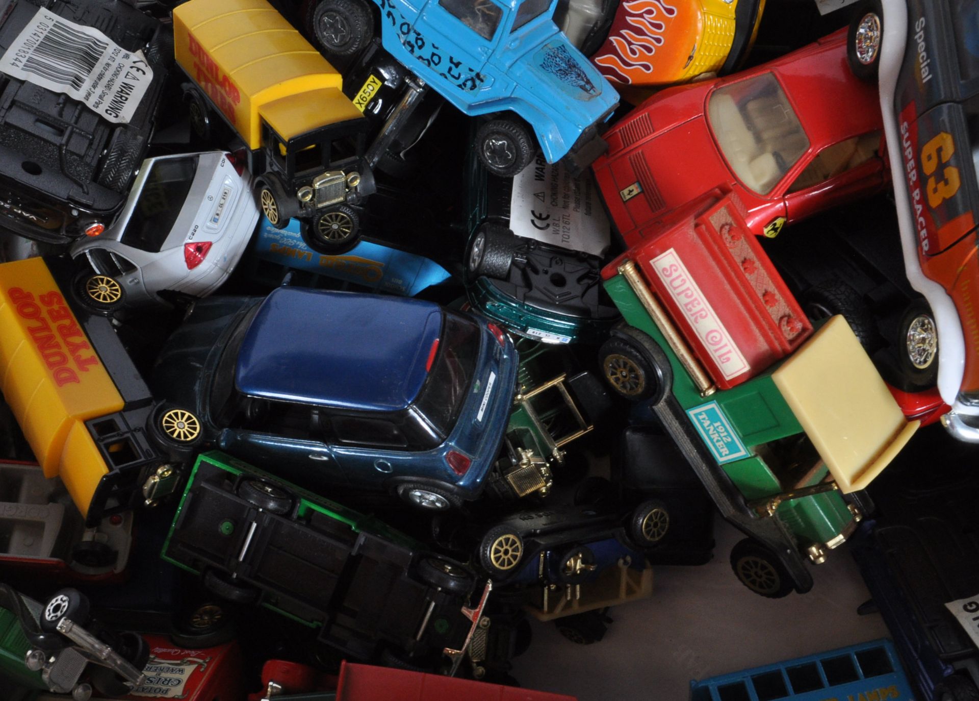 LARGE COLLECTION OF VINTAGE DIECAST CARS - Image 8 of 13