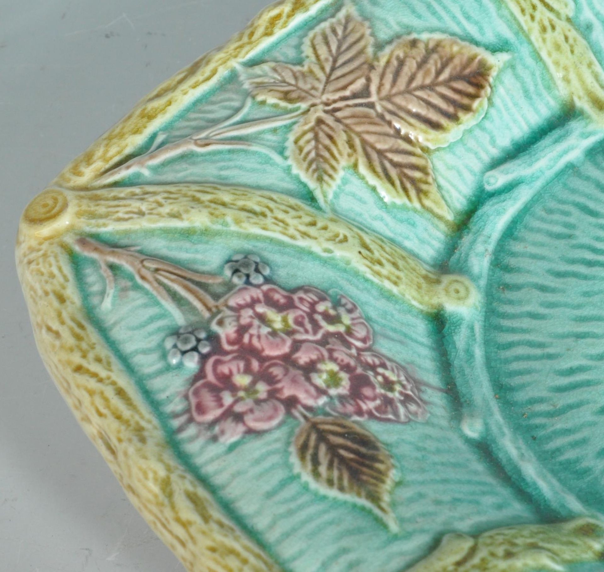 19TH CENTURY VICTORIAN MAJOLICA PLATE - Image 3 of 7