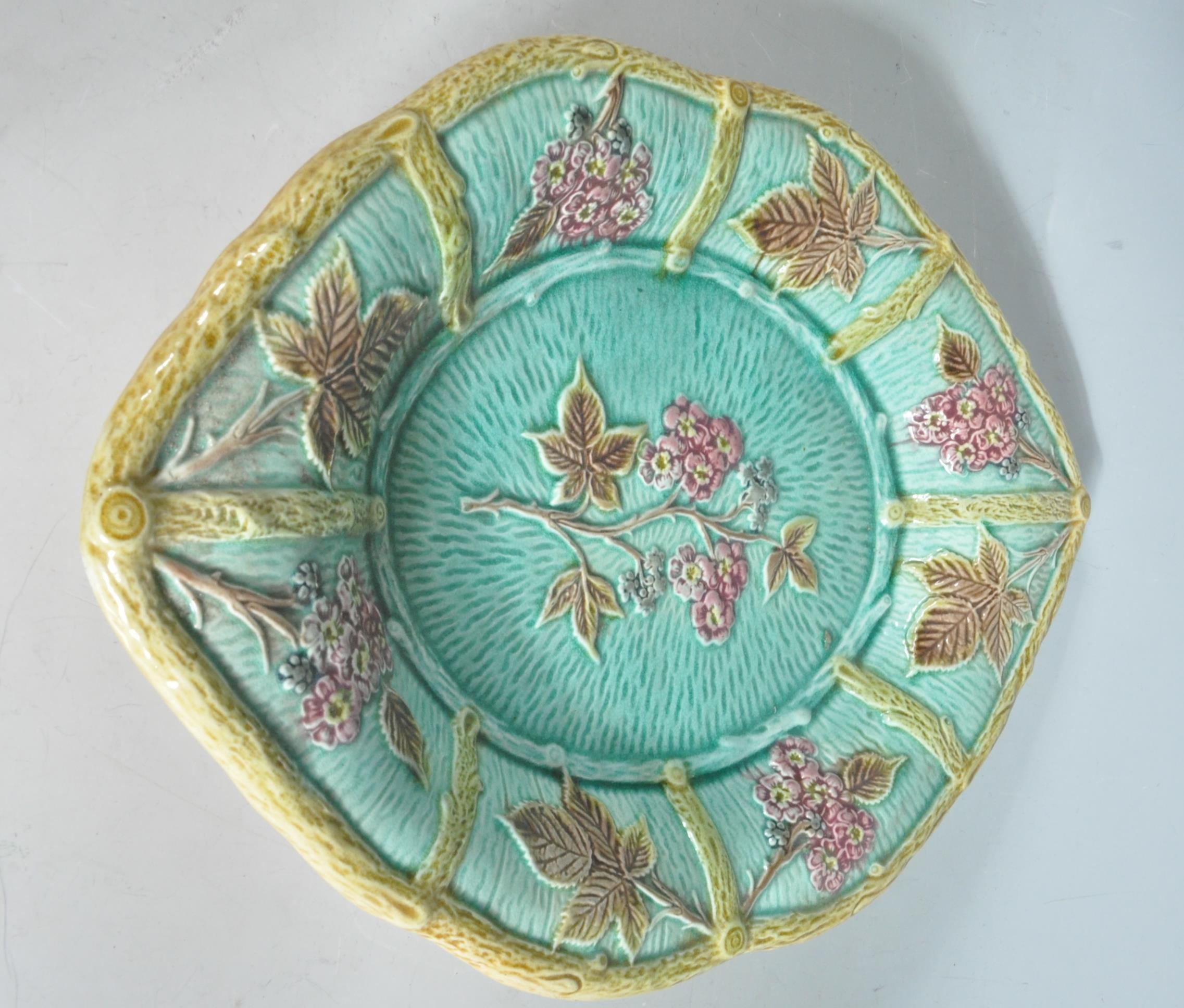 19TH CENTURY VICTORIAN MAJOLICA PLATE - Image 6 of 7