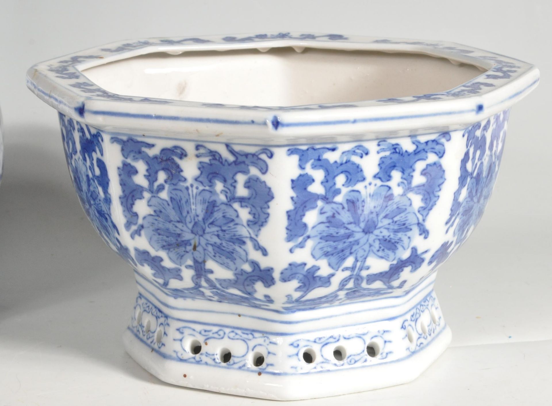 20TH CENTURY BLUE AND WHITE CHINESE AND ENGLISH CERAMICS - Image 3 of 13