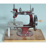 VINTAGE 1950S HAND OPERATED MINI SEWING MACHINE