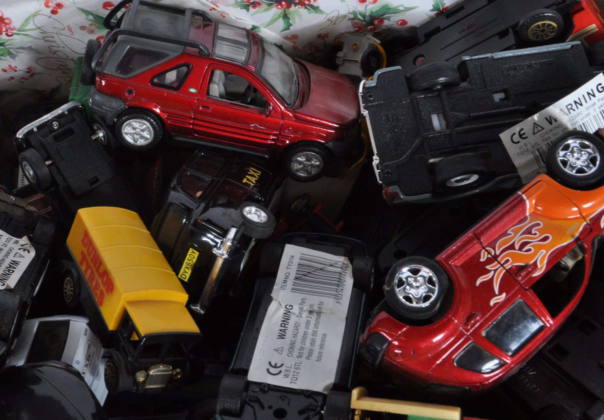 LARGE COLLECTION OF VINTAGE DIECAST CARS - Image 4 of 13