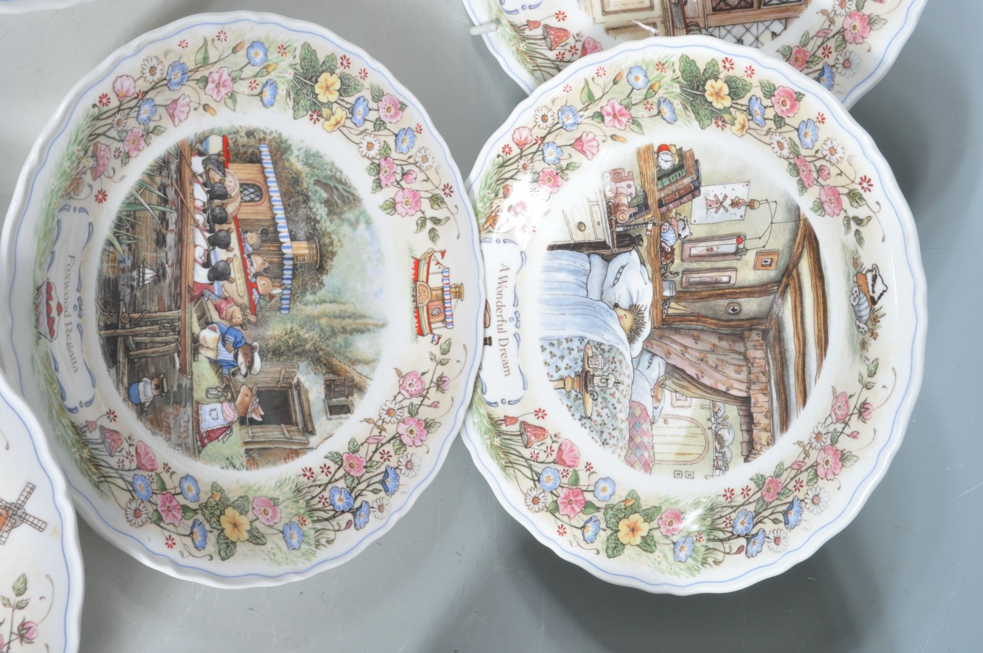 12 WEDGWOOD FOXWOOOD TALES PLATES - Image 4 of 11