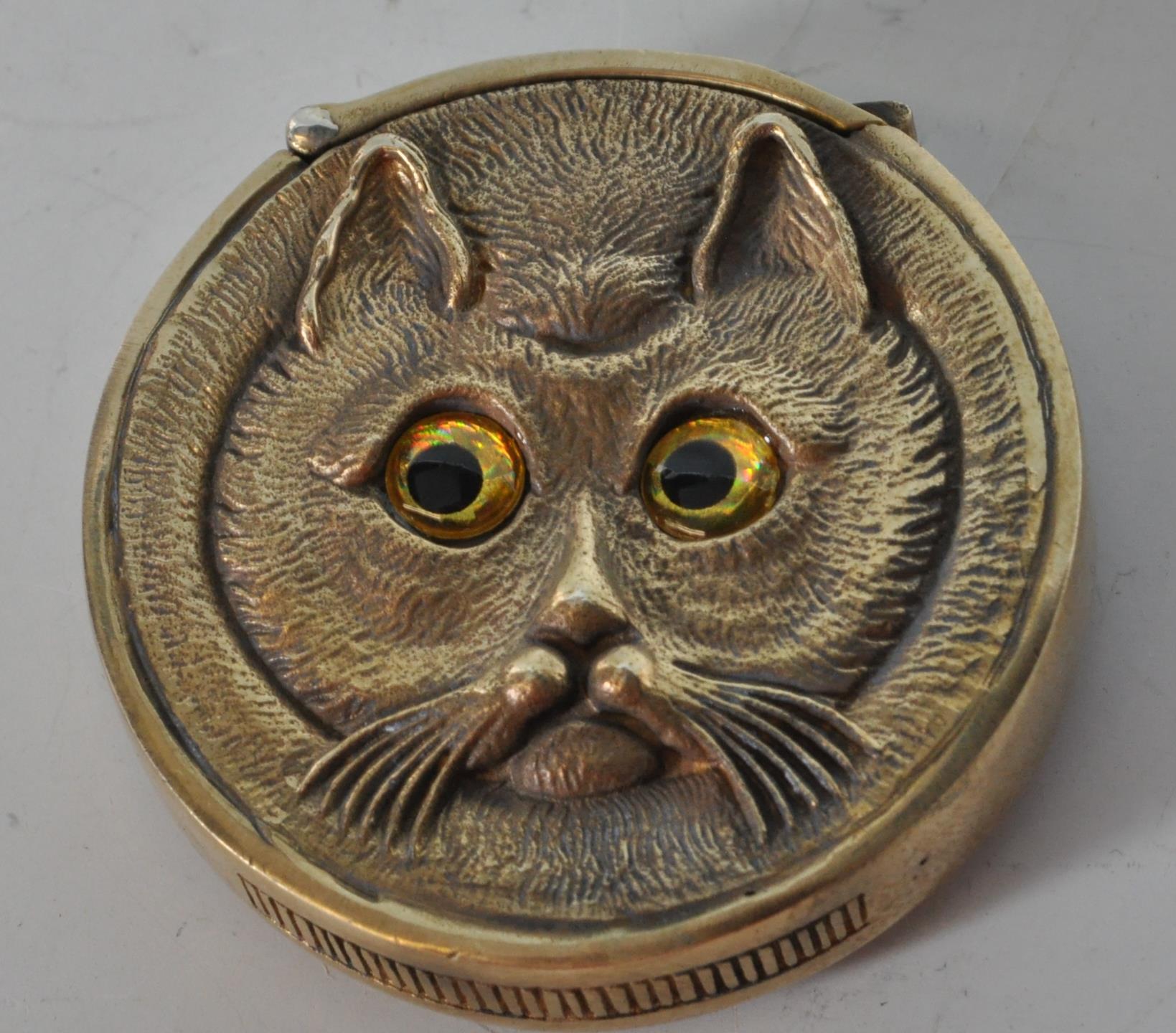 VINTAGE STYLE BRASS VESTA CASE IN THE MANNER OF LOUIS WAIN. - Image 4 of 4