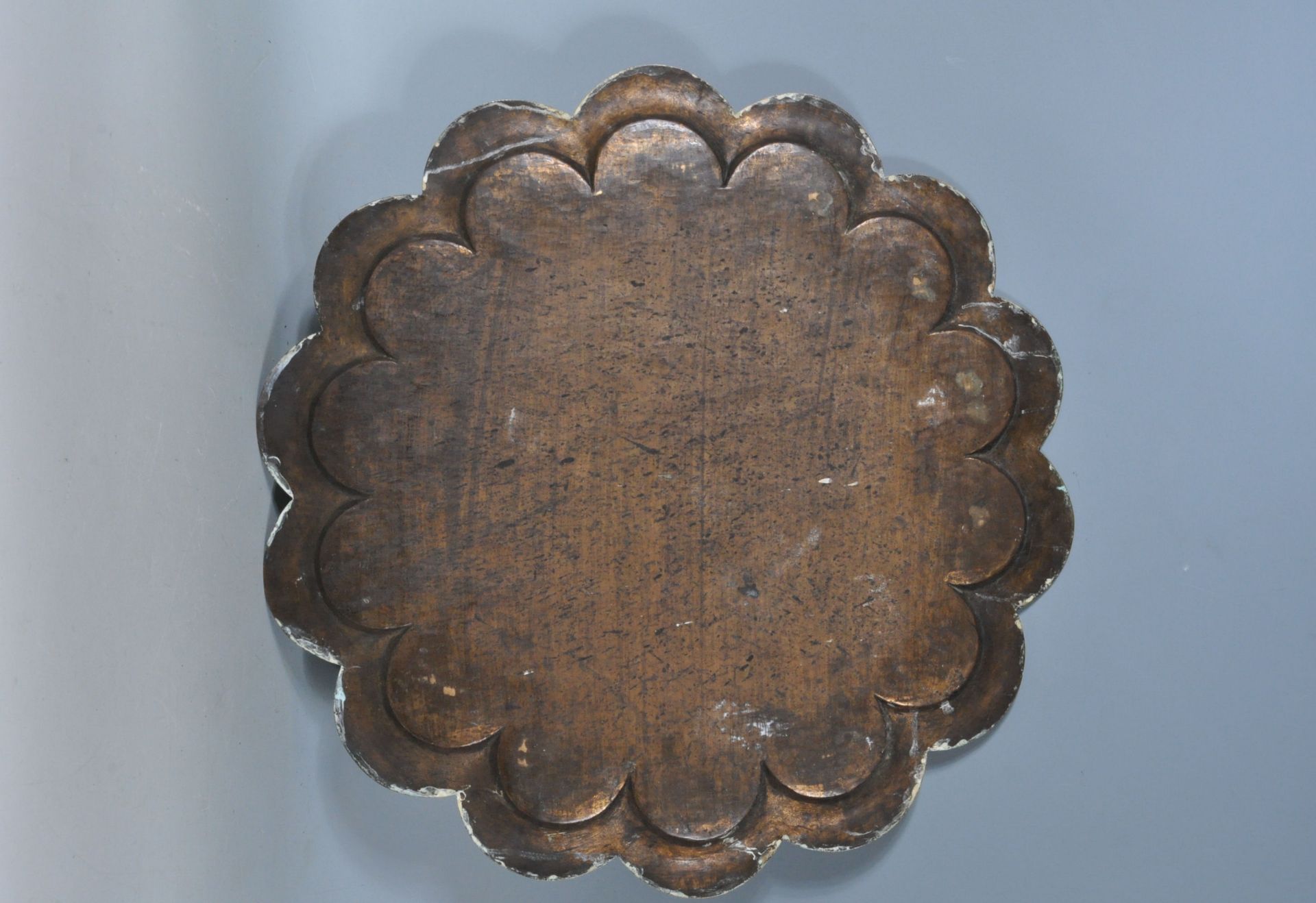 20TH CENTURY INDIAN BRASS TRAY - Image 6 of 6