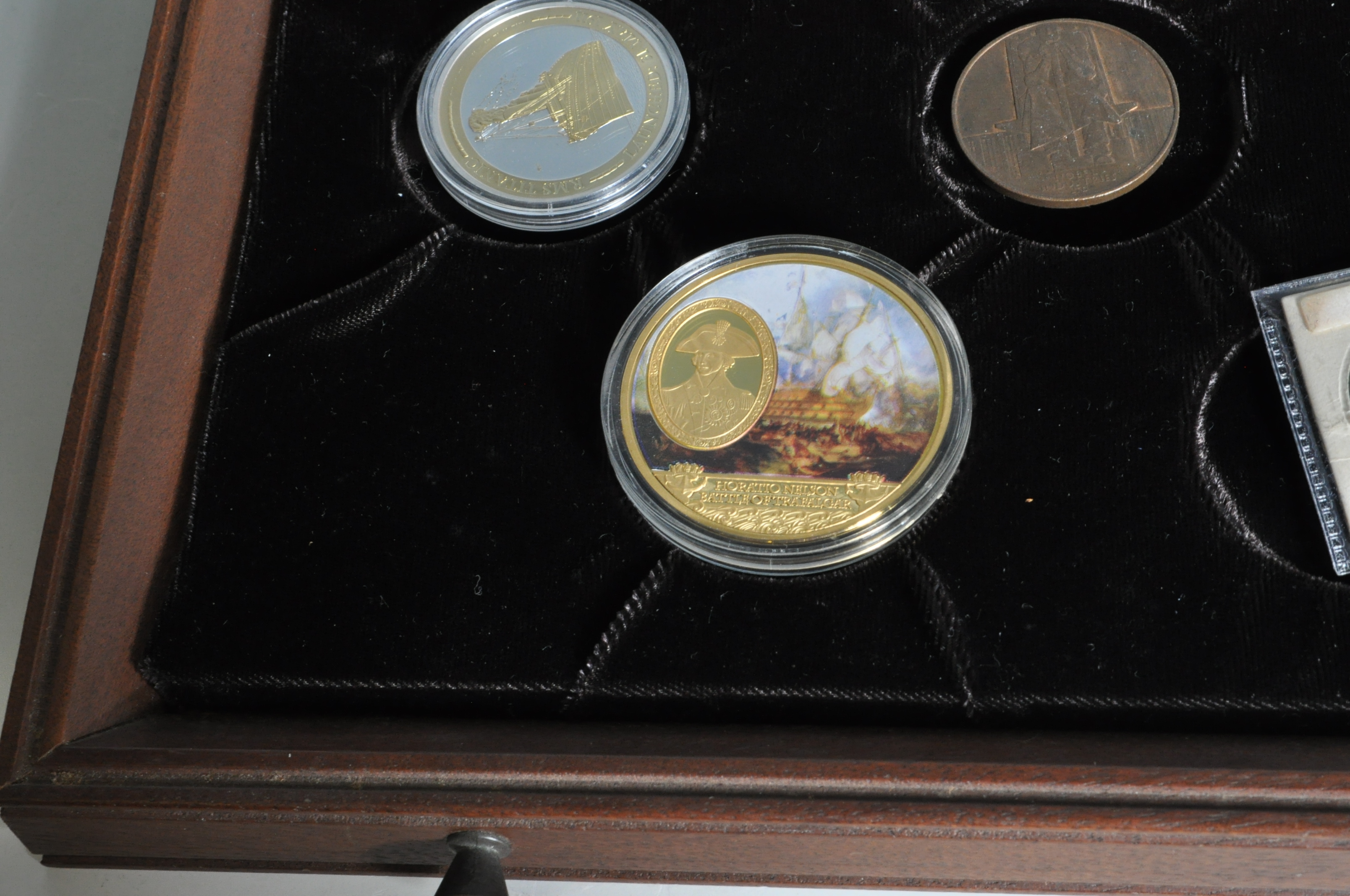 COLLECTION OF COINS AND MEDALS IN A WOODEN BOX - Image 4 of 11