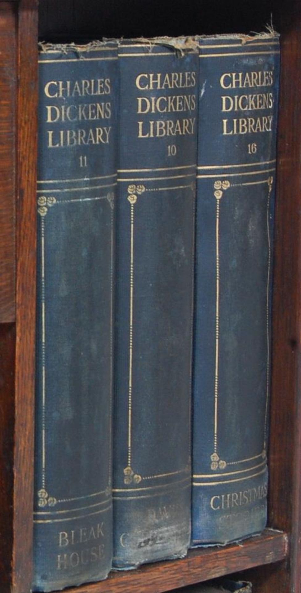 COMPLETE COLLECTION OF EIGHTEEN CHARLES DICKENS HARDBACK BOOKS WITHIN AN OAK BOOKCASE - Image 4 of 5