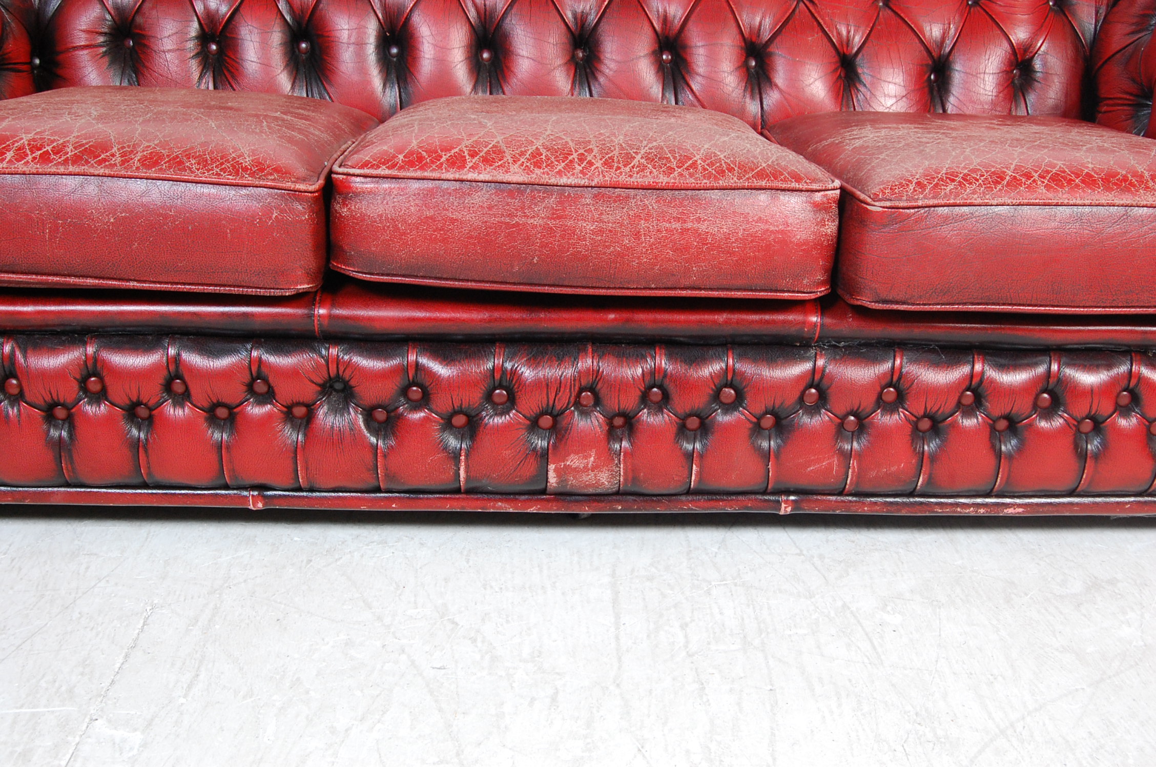 20TH CENTURY OXBLOOD THREE SETS SOFA SETTEE - Image 6 of 8